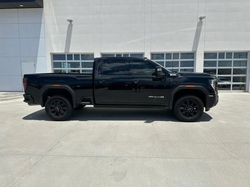 Used 2025 GMC Sierra 2500 AT4 w/ AT4 Premium Plus Package AWD/4WD image 2