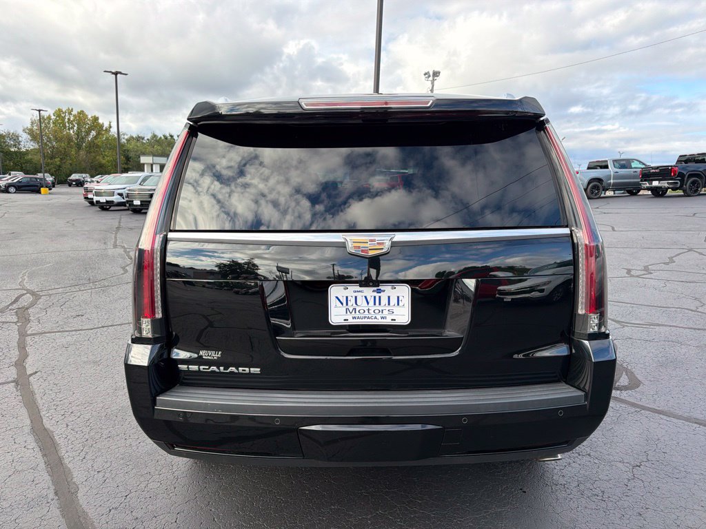 Used 2017 Cadillac Escalade Luxury AWD/4WD image 4
