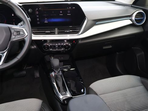 Used 2025 Chevrolet Trax LT w/ LT Convenience Package image 11