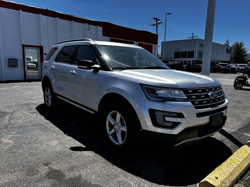 Used 2017 Ford Explorer XLT w/ Equipment Group 201A AWD/4WD image 6