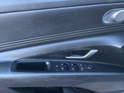 Used 2022 Hyundai Elantra Limited image 13