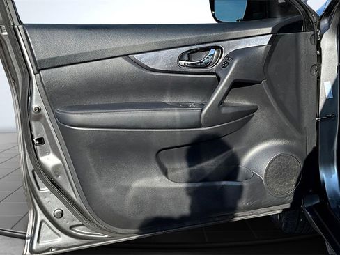 Used 2019 Nissan Rogue SV image 23