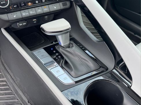 Certified 2025 Hyundai Elantra Limited FWD image 27