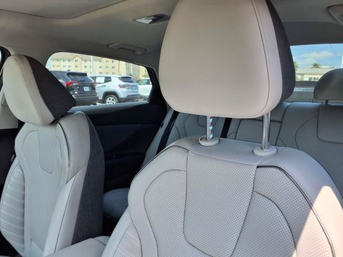 Certified 2025 Hyundai Elantra Limited FWD image 20