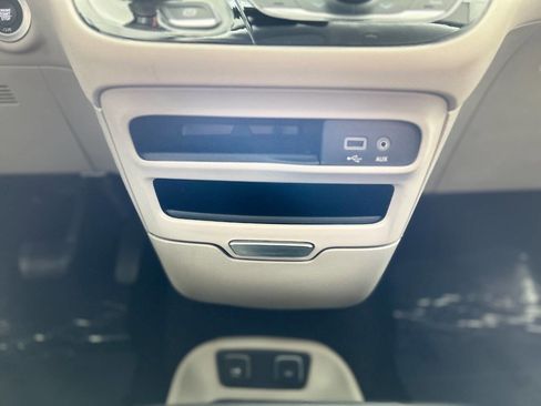 Used 2019 Chrysler Pacifica Touring-L FWD image 64