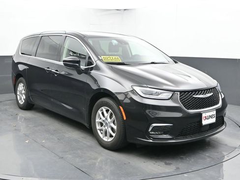 Used 2023 Chrysler Pacifica Touring-L image 3