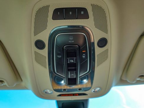 Used 2017 Bentley Bentayga AWD/4WD image 19