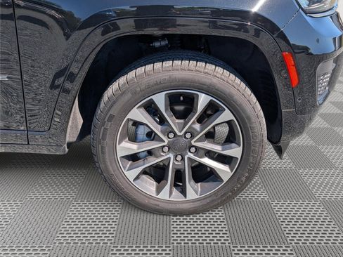 Used 2023 Jeep Grand Cherokee Overland w/ Luxury Tech Group IV AWD/4WD image 9