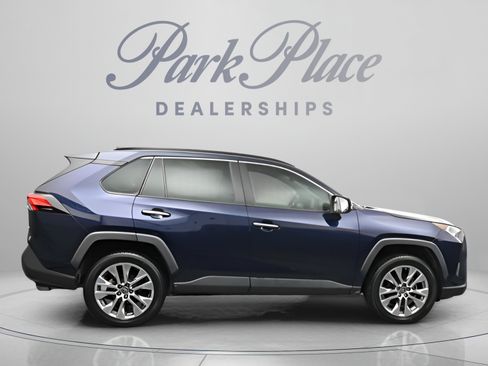Used 2019 Toyota RAV4 Limited w/ Cold Weather Package FWD image 18