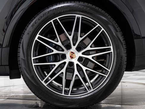 Used 2025 Porsche Cayenne AWD/4WD image 11