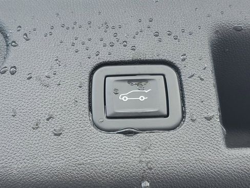 Used 2022 Chevrolet Equinox RS w/ RS Leather Package image 8