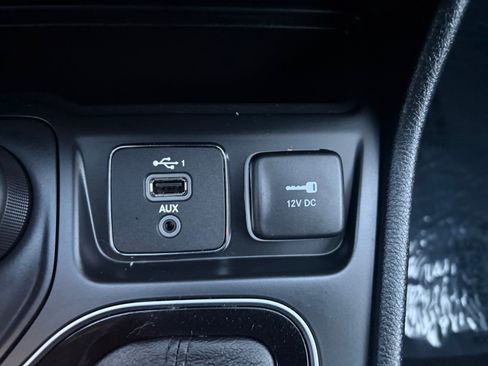 Used 2021 Jeep Cherokee Latitude Plus AWD/4WD image 23