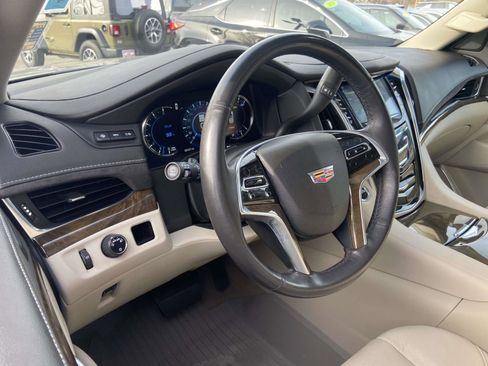 Used 2019 Cadillac Escalade Premium Luxury image 2