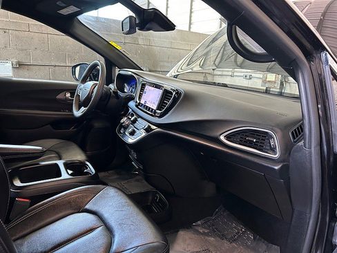 Used 2025 Chrysler Pacifica Select FWD image 33