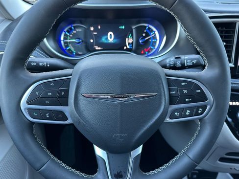 Used 2024 Chrysler Pacifica Select image 27