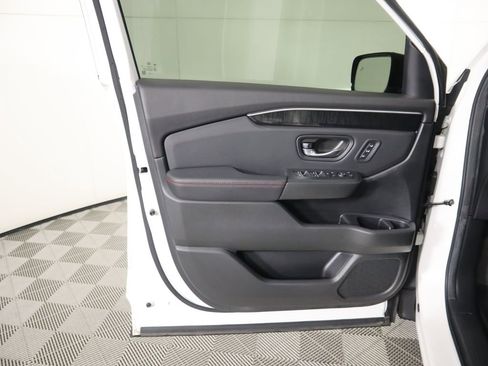 Used 2025 Honda Pilot Black Edition image 24