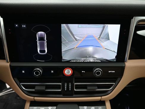 Certified 2025 Porsche Macan AWD/4WD image 21