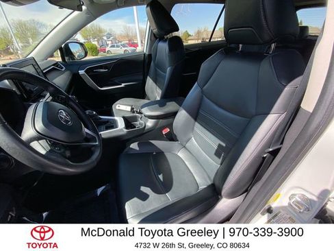 Used 2022 Toyota RAV4 XLE Premium image 11
