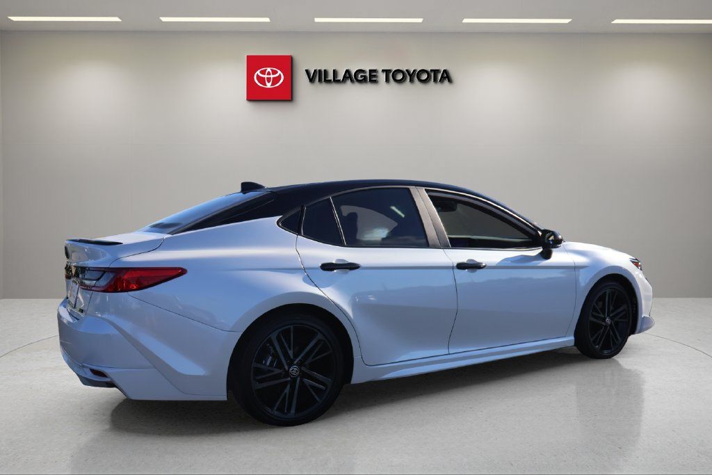Used 2025 Toyota Camry XSE FWD image 5
