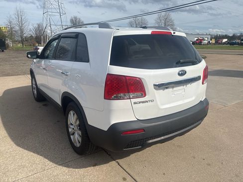 Used 2011 Kia Sorento LX w/ Convenience Pkg image 3