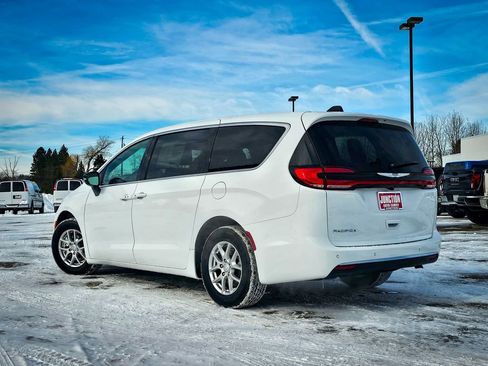 New 2026 Chrysler Pacifica Select image 5