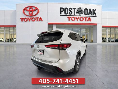 Used 2022 Toyota Highlander XLE AWD/4WD image 7