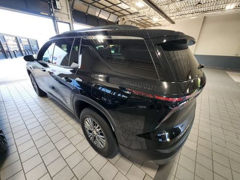 Used 2025 Chevrolet Traverse LT w/ Driver Confidence Package FWD image 3