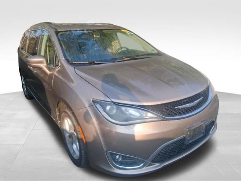 Used 2017 Chrysler Pacifica Touring-L w/ Tire & Wheel Group FWD image 3