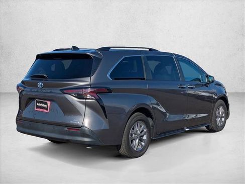 Used 2024 Toyota Sienna XLE image 5