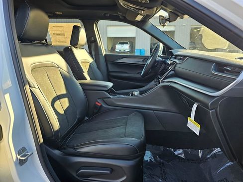 New 2025 Jeep Grand Cherokee Altitude image 15