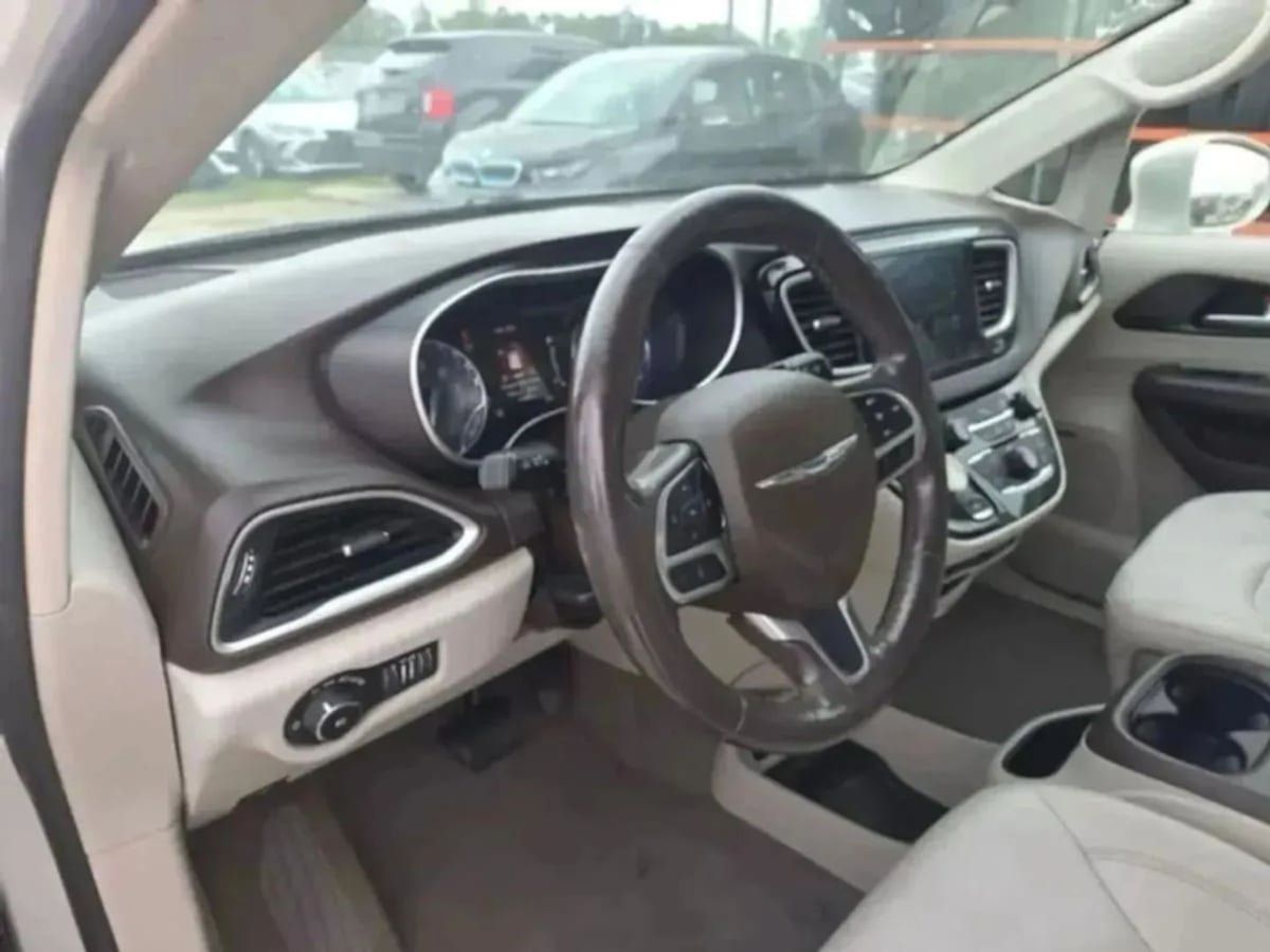 Used 2020 Chrysler Pacifica Touring-L Plus w/ Tire & Wheel Group FWD image 11