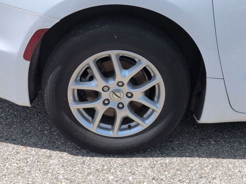 Used 2023 Chrysler Pacifica Touring-L FWD image 14