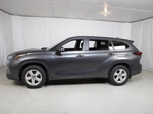 Used 2024 Toyota Highlander LE image 22