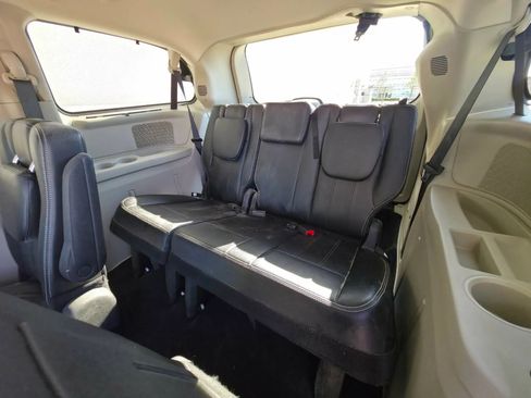 Used 2014 Chrysler Town & Country Touring-L w/ Driver Convenience Group FWD image 11