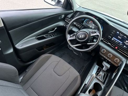 Used 2025 Hyundai Elantra SE image 17