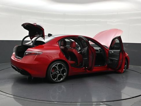 Used 2025 Alfa Romeo Giulia w/ Veloce Package Rwd image 32