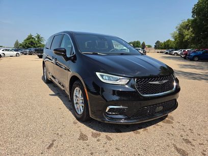 Used 2025 Chrysler Pacifica Select