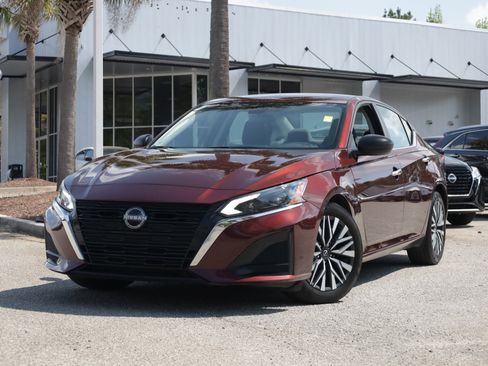 Used 2024 Nissan Altima 2.5 SV image 1