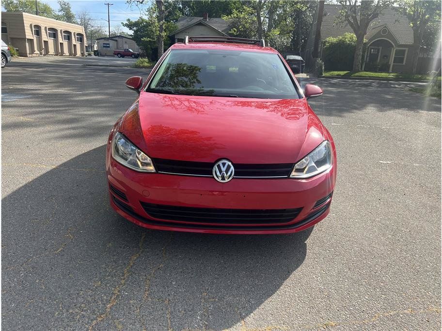 Used 2016 Volkswagen Golf 4-Door FWD image 2