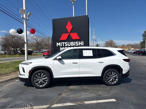 Used 2025 Buick Enclave Preferred AWD/4WD image 7