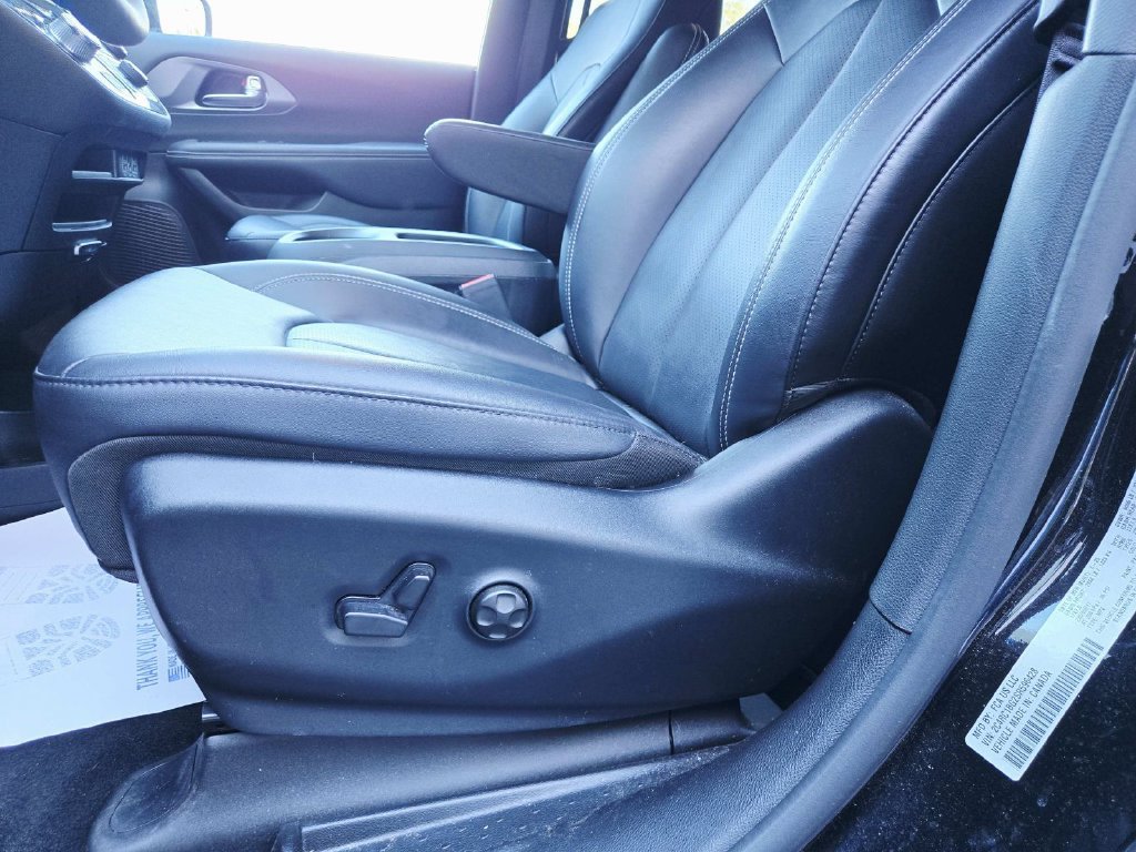 Certified 2025 Chrysler Pacifica Select FWD image 36