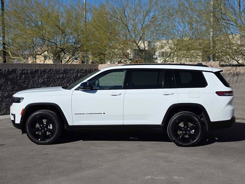 Certified 2024 Jeep Grand Cherokee L Limited w/ Black Appearance Package image 6