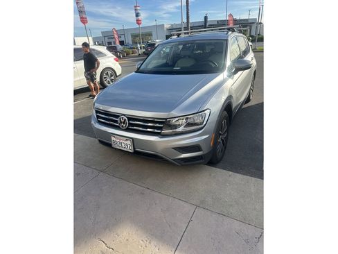 Used 2020 Volkswagen Tiguan SE w/ Panoramic Sunroof Package image 2