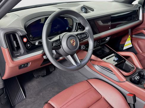 New 2025 Porsche Cayenne Coupe image 4