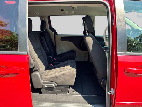 Used 2016 Dodge Grand Caravan SXT w/ Rear Park Assist Package FWD image 10