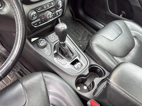 Used 2019 Jeep Cherokee Limited w/ Luxury Group AWD/4WD image 16