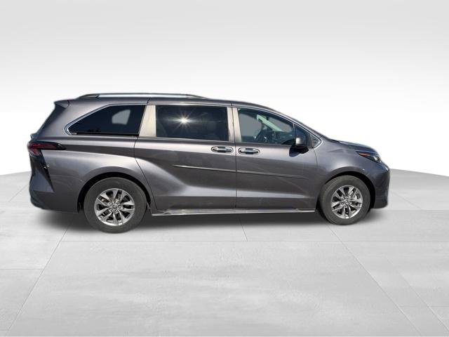 Used 2023 Toyota Sienna XLE AWD/4WD image 8