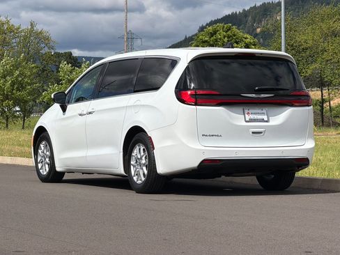 Used 2023 Chrysler Pacifica Touring-L FWD image 5