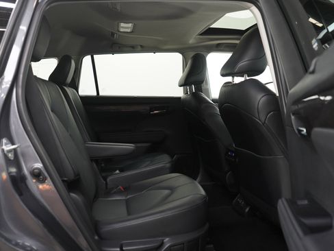Used 2024 Toyota Highlander Limited AWD/4WD image 12
