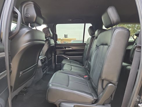 Used 2024 Jeep Wagoneer L Series III w/ Flexible Seating Group AWD/4WD image 13